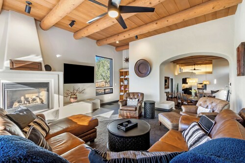 Experience luxury at Sedona Red Mountain Retreat, a spacious 3-bedroom house with stunning views.