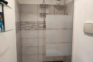 Douche, sèche-cheveux, bidet, serviettes fournies