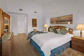3 habitaciones, escritorio, tabla de planchar con plancha y wifi gratis 