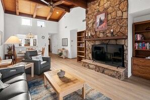 TV - Canyon Mesa Townhome with Spectacular Red Rock Views! - Heaven on the 7th - S084 (Sedona)