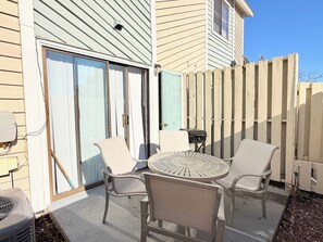 Outdoor dining - Beautiful and Tranquil Cherry Grove Beach (North Myrtle Beach)