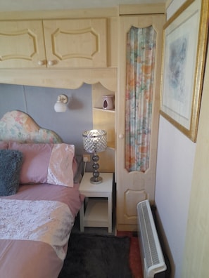 4 bedrooms, iron/ironing board, bed sheets - Charming 4-bedroom 8 Berth Caravan in Skegness (Skegness)