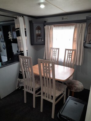 Cabin | Dining - Charming 4-bedroom 8 Berth Caravan in Skegness (Skegness)