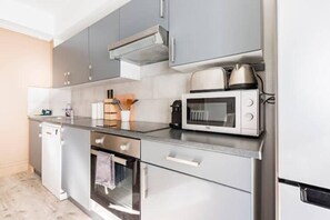 Fridge, microwave, oven, stovetop - Appartement Moderne Proche Plage et Nausicaa (Boulogne-sur-Mer)