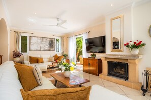 TV, fireplace, ping pong - Holiday Home 'Casa Alegria' with Private Pool, Wi-Fi and Air Conditioning (Sa Coma)