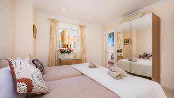 4 bedrooms, iron/ironing board, free WiFi, bed sheets