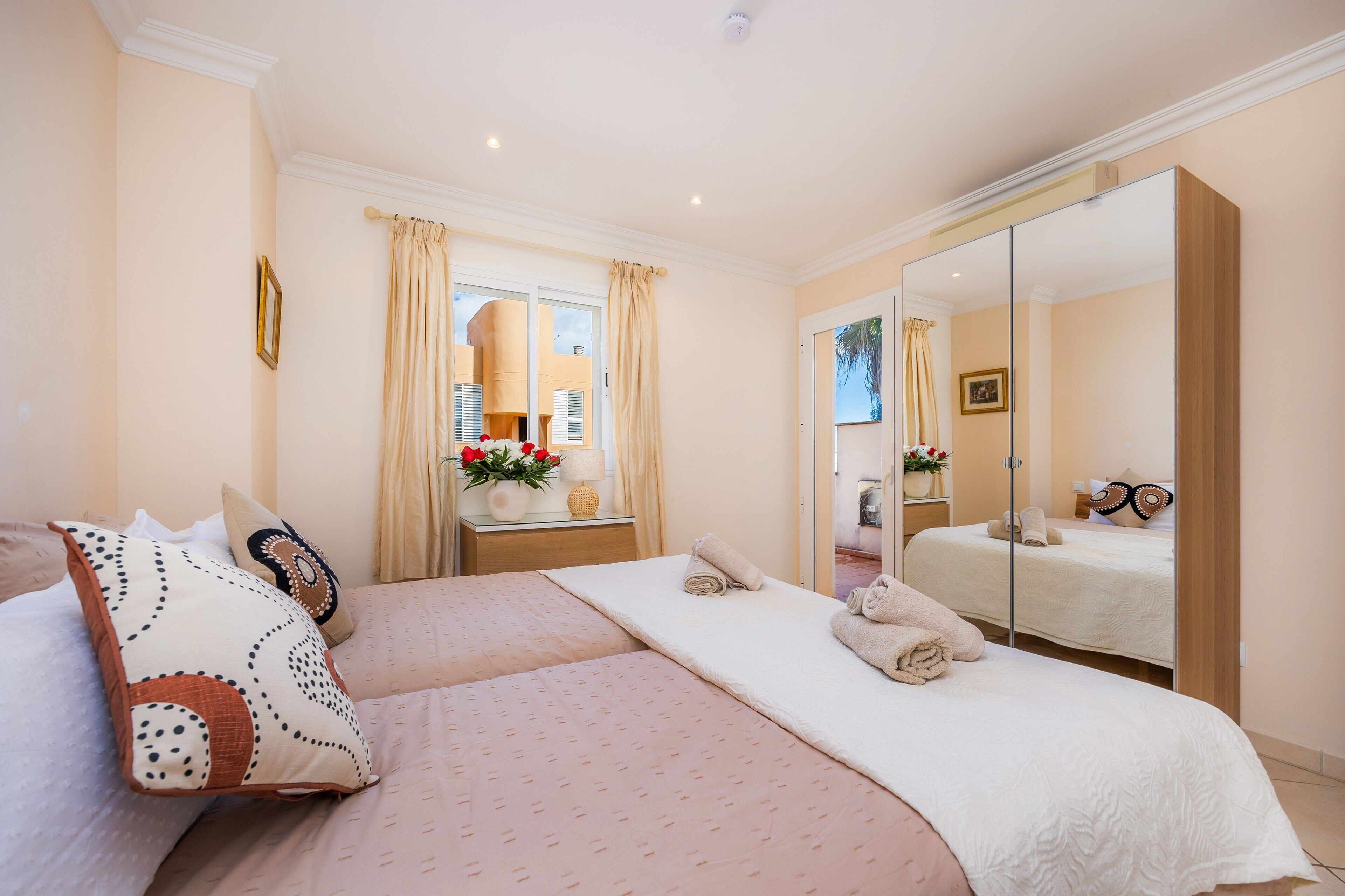 4 bedrooms, iron/ironing board, free WiFi, bed sheets