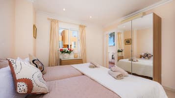 4 bedrooms, iron/ironing board, free WiFi, bed sheets