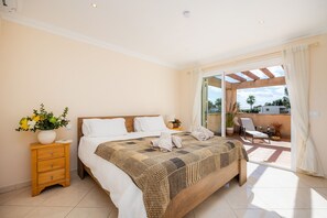 4 bedrooms, iron/ironing board, free WiFi, bed sheets