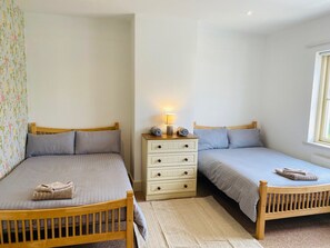Apartment | 3 bedrooms - Bright Modern Welcoming Home Easy Stroll Along Pathway Into Kenmare Town (Kenmare)