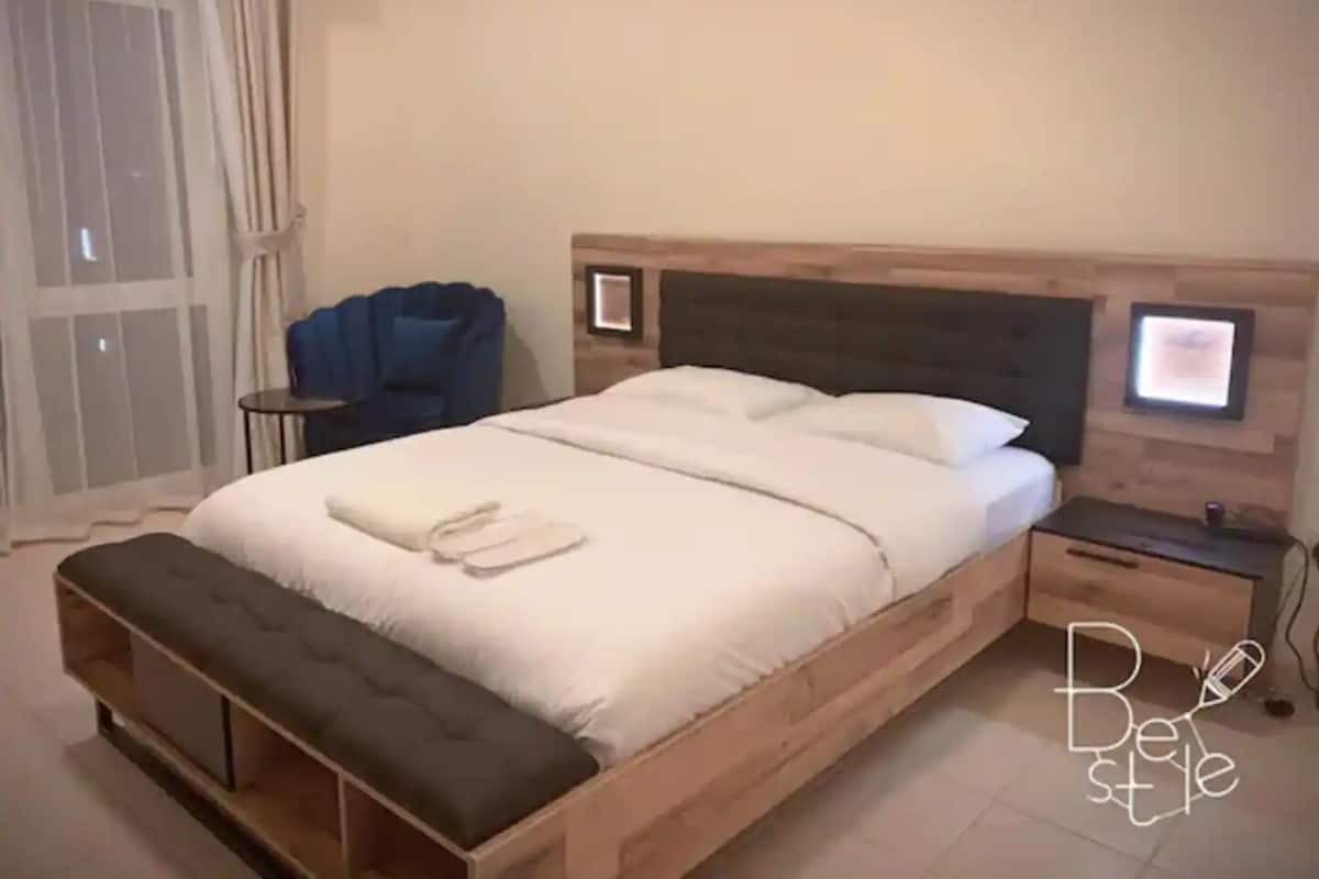 Bureau, Wi-Fi gratuit, ameublement personnalisé, draps fournis