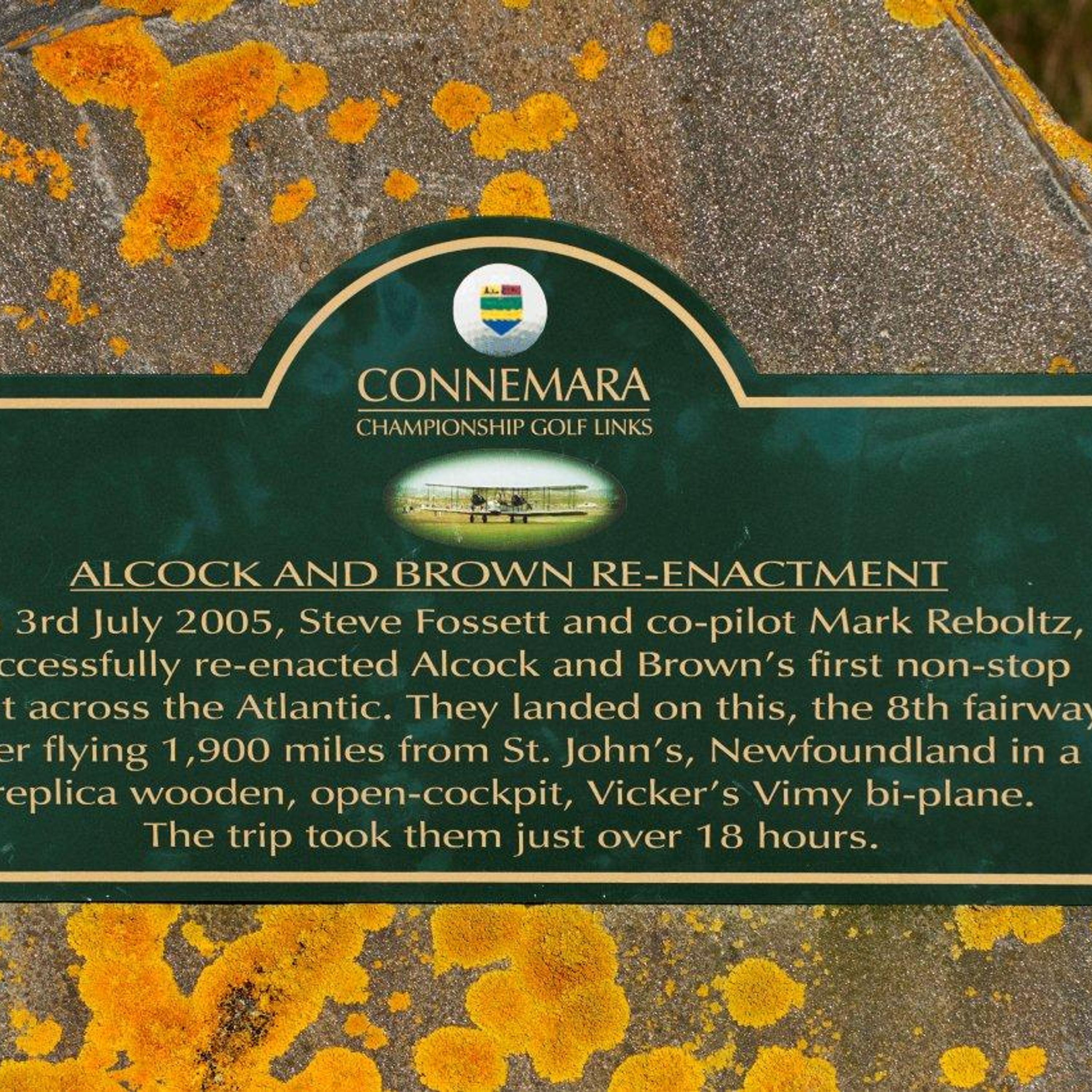 Une plaque commémorative a été érigée sur le terrain de golf Connemara Championship Golf Links, relatant la reconstitution du premier vol transatlantique sans escale effectué par Alcock et Brown.