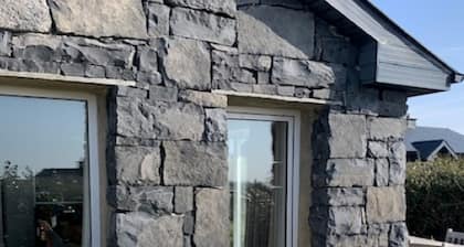 Detached Cottage Overlooking Lake in Connemara