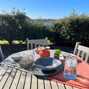 Apartment | 3 bedrooms - Detached Cottage Overlooking Lake in Connemara (Ballyconneely)