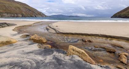 Detached Cottage Overlooking Lake in Connemara