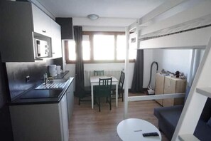 Réfrigérateur, micro-ondes, plaque de cuisson, cafetière/bouilloire