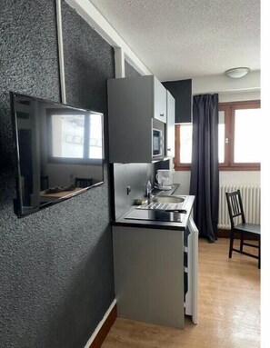 Kjøleskap, mikrobølgeovn, kokeplater og kaffetrakter/tekoker