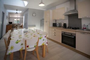 Fridge, microwave, oven, dishwasher - Maison Piscine 10 Couchages Pornichet Baie de La Baule (Pornichet)