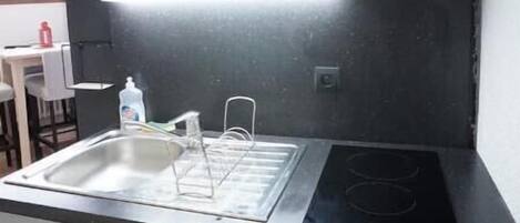 Frigorífico, microondas, placa de cocina y cafetera o tetera