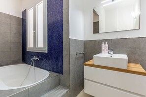 Comfort villa | Badkamer | Een douche, een hydromassagedouche, gratis toiletartikelen