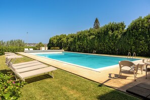 Een seizoensgebonden buitenzwembad