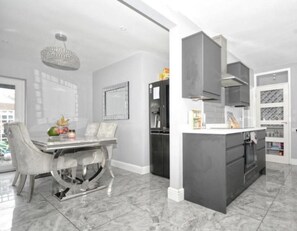 House | Private kitchen | Fridge, microwave, oven, stovetop - Immaculate 3-bed House in Bungay (Bungay)