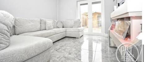 Nhà | Khu phòng khách | TV, lò sưởi