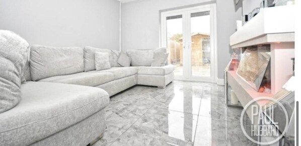 House | Living area | TV, fireplace - Immaculate 3-bed House in Bungay (Bungay)