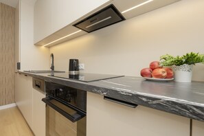 Mikrovågsugn, diskmaskin, kaffe- och tebryggare och grytor/köksredskap