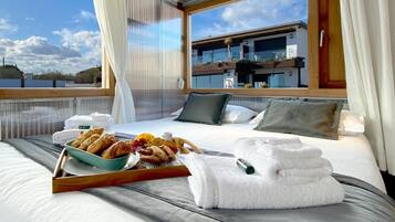 Deluxe Cabin, 1 Queen Bed, Terrace, Sea View | 1 bedroom, free minibar items, soundproofing, free WiFi