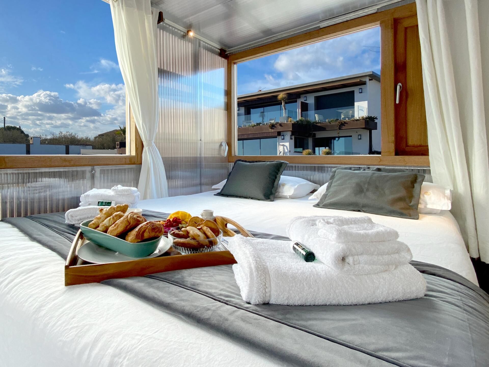 Free minibar items, soundproofing, free WiFi, bed sheets