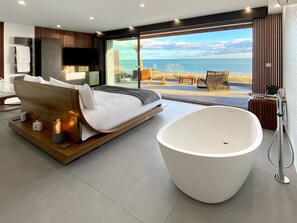 Deluxe Double Room, 1 King Bed, Sea View | Free minibar items, soundproofing, free WiFi, bed sheets - La Villa Miramar (Frontignan)