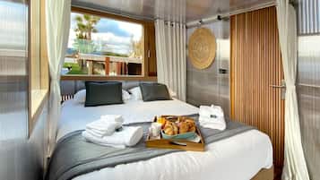 Deluxe Cabin, 1 Queen Bed, Terrace, Sea View | 1 bedroom, free minibar items, soundproofing, free WiFi