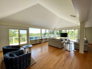 TV - Private and pet friendly with expansive back deck (North Chatham)