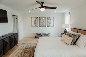 3 bedrooms, desk, iron/ironing board, WiFi - The Principal: Modern Townhome in Downtown (Chillicothe)