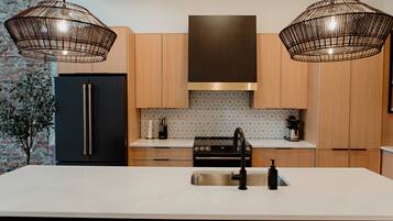 Frigorífico, microondas, horno y placa de cocina