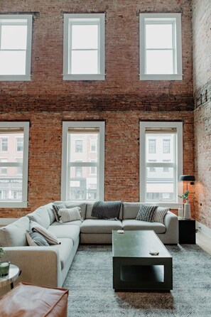 Smart TV - The Principal: Modern Townhome in Downtown (Chillicothe)