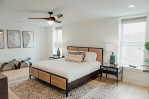 3 bedrooms, desk, iron/ironing board, WiFi - The Principal: Modern Townhome in Downtown (Chillicothe)