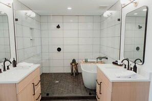 Shower, towels, soap, shampoo - The Principal: Modern Townhome in Downtown (Chillicothe)