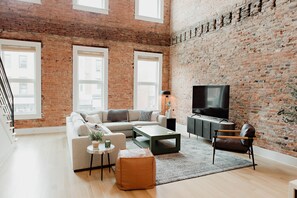 Smart TV - The Principal: Modern Townhome in Downtown (Chillicothe)