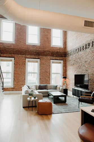 The Principal: Modern Townhome in Downtown