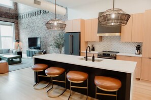 Fridge, microwave, oven, stovetop - The Principal: Modern Townhome in Downtown (Chillicothe)