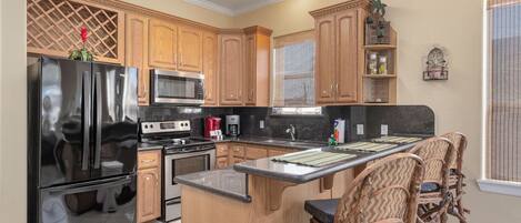 冷蔵庫、電子レンジ、オーブン、コンロ