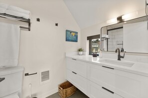 Hair dryer, towels - A Frame of Mind at Chelan Vacation Rentals (Chelan)