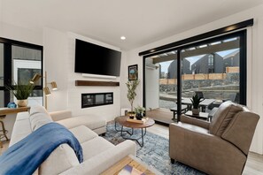 Smart TV, fireplace, books, stereo - A Frame of Mind at Chelan Vacation Rentals (Chelan)