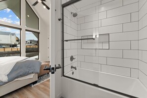 2 bedrooms, iron/ironing board, free WiFi, bed sheets - A Frame of Mind at Chelan Vacation Rentals (Chelan)