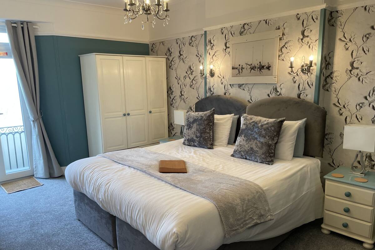 Premier kamer, 1 twee- of 2 eenpersoonsbedden, en-suite badkamer (Sea front-The Babbacombe ) | 1 slaapkamer, gratis wifi