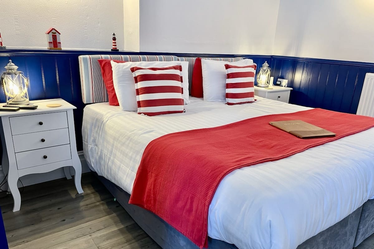 Suite, toegankelijk voor mindervaliden, uitzicht op zee (Riddlecombe-Ground Floor) | 1 slaapkamer, gratis wifi