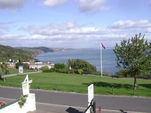 Premier kamer, 1 twee- of 2 eenpersoonsbedden, en-suite badkamer (Sea Front-The Oddicombe ) | Uitzicht vanaf balkon