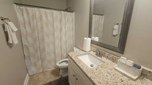 Haartrockner, Handtücher, Seife, Shampoo